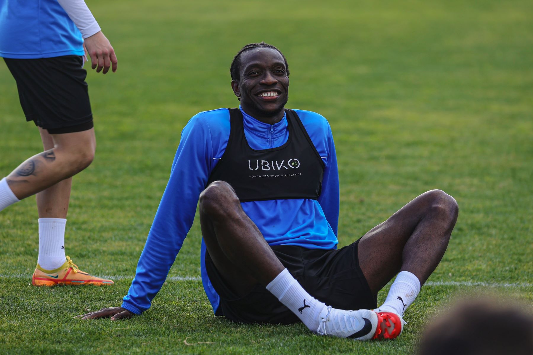 Uzo Adighibe - Sesiones AFE 33